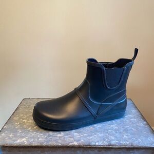 Xero Gracie Barefoot Rain Boot- Black